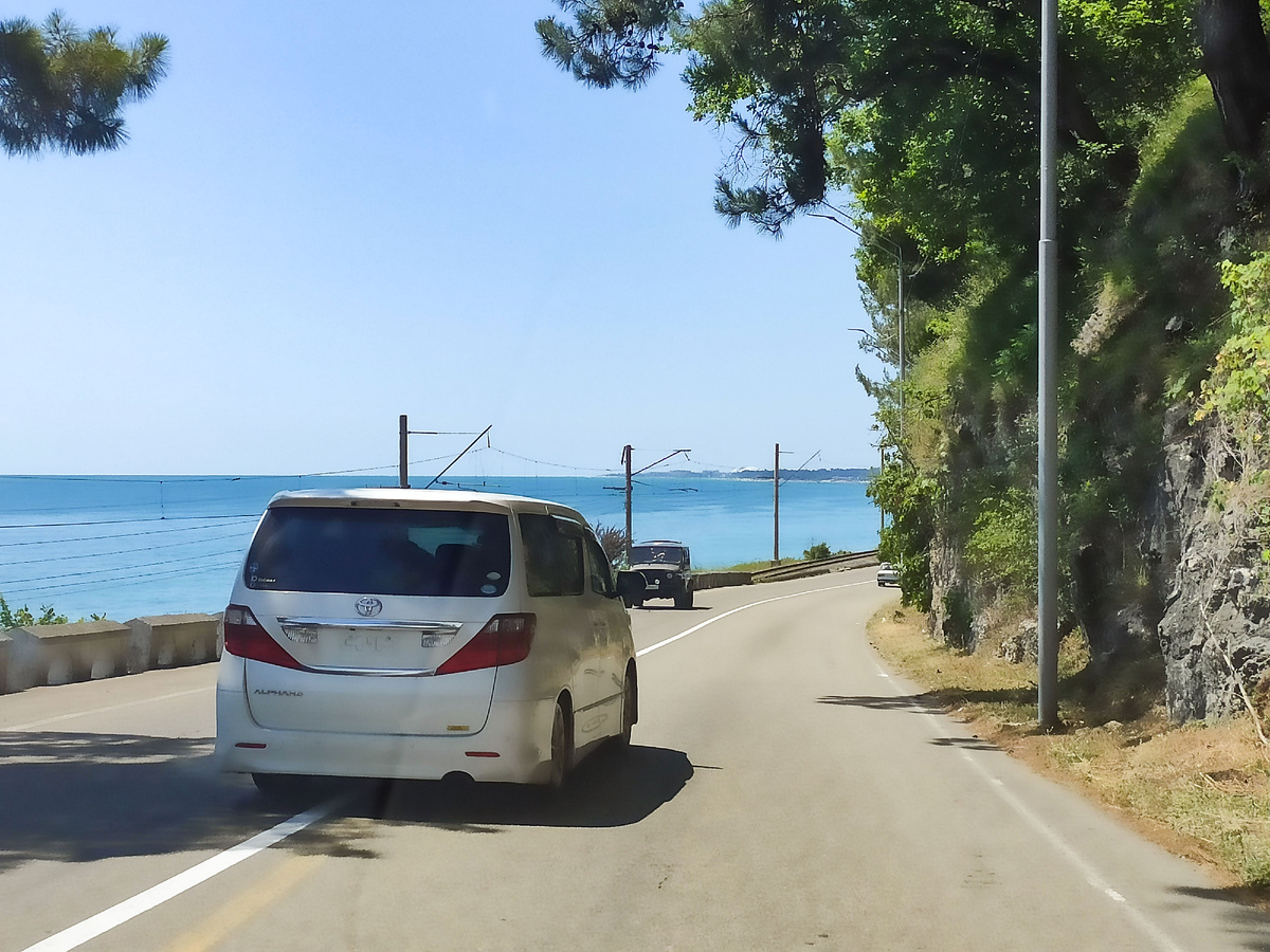 Дороги в Абхазии. Сплошные не для местных водителей.
