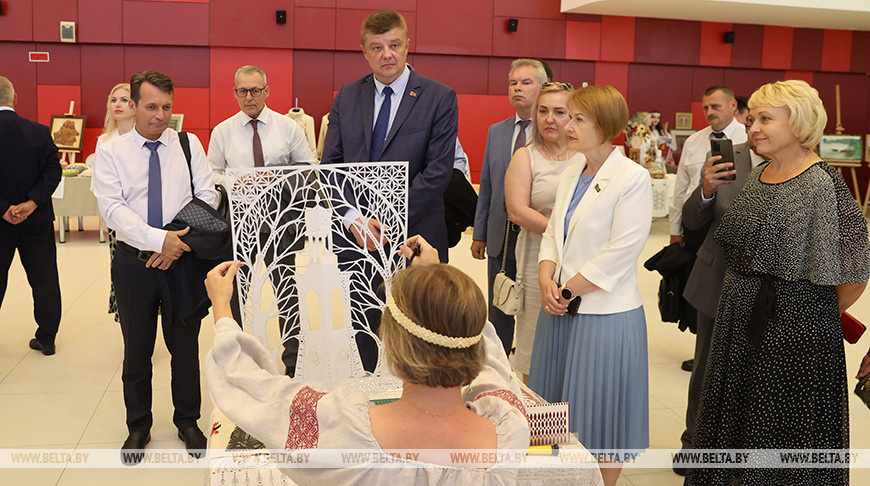    Рогащук: необходимо создавать комфортные условия для мастеров народных художественных ремесел