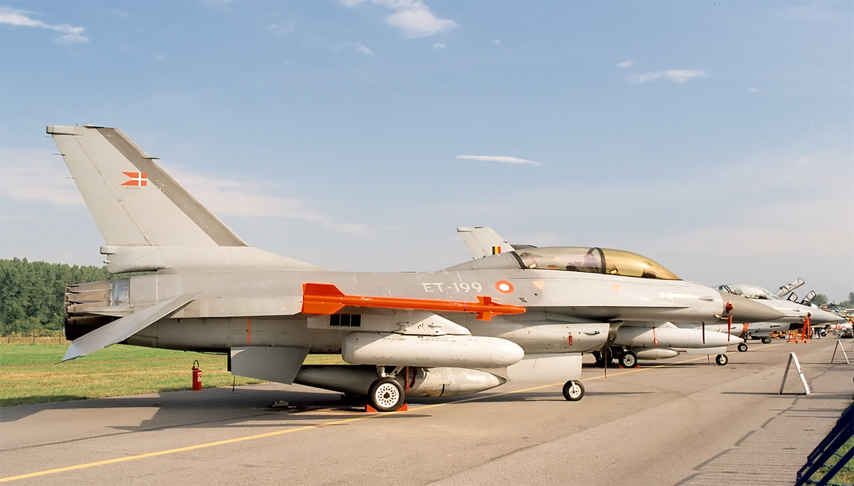 Датские истребители F-16.  фото: картинки  яндекса.
