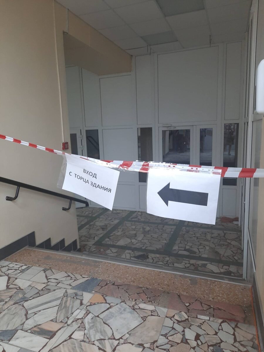 Центральный выход из поликлиники №3, г. Энгельс. Внутри повесили объявление, которое должно висеть снаружи.