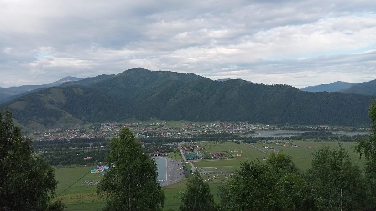 вид с горы на Чемальский район Горного Алтая. лето 2022г