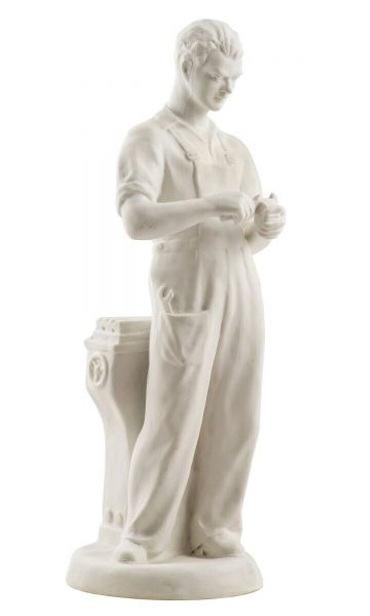 Работа, приписываемая Ю.Б. Ганрио. "Рабочий-производственник" ("Рабочий у станка"). 1952. Бисквит. Скрин взят отсюда https://sovcom.ru/avtori/avtor/г/5191/?p_f_2_1=5191&p_f_3_1=5191.