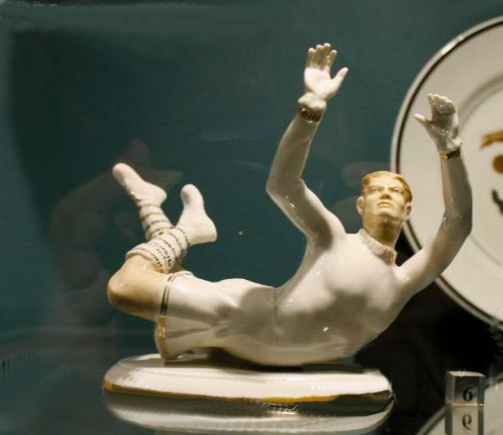 Вратарь. 1955. Фото с одной из выставок, посвящённых спорту в фарфоре.