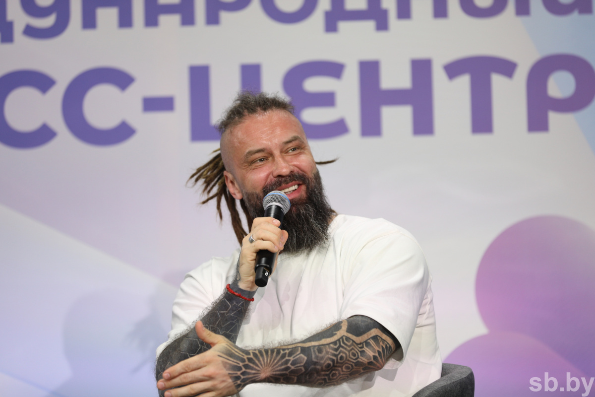    Погрузиться в атмосферу фестиваля помогает общение со зрителями — певец Burito на «Славянском базаре»