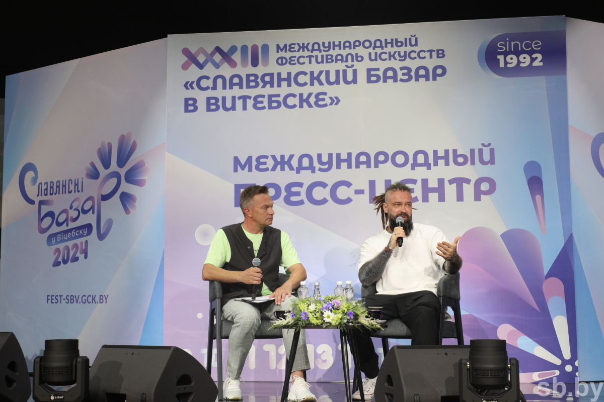    Погрузиться в атмосферу фестиваля помогает общение со зрителями — певец Burito на «Славянском базаре»