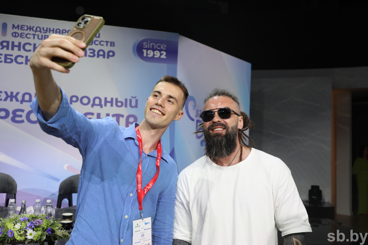    Погрузиться в атмосферу фестиваля помогает общение со зрителями — певец Burito на «Славянском базаре»