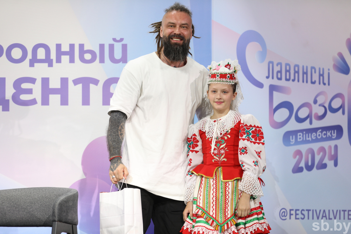    Погрузиться в атмосферу фестиваля помогает общение со зрителями — певец Burito на «Славянском базаре»