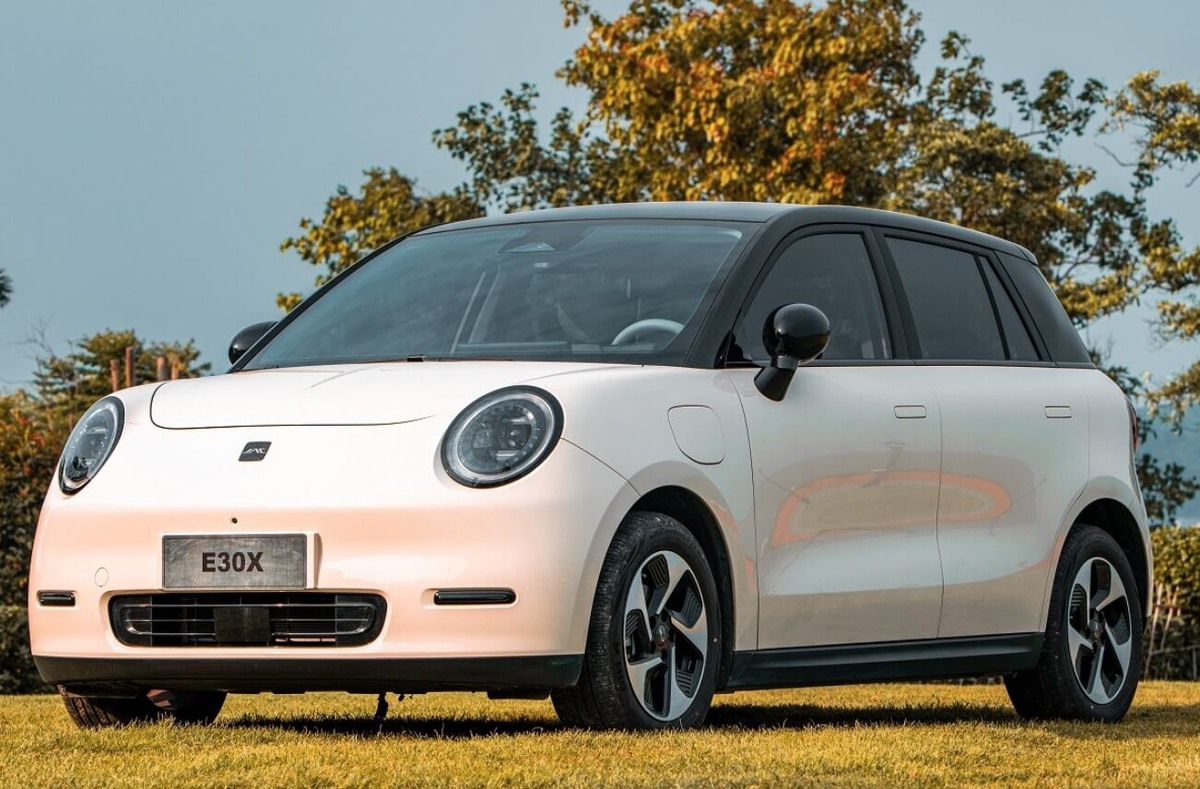    Китайский электромобиль JAC E30X напоминает Mini Cooper, вам не кажется? Источник: abw.by