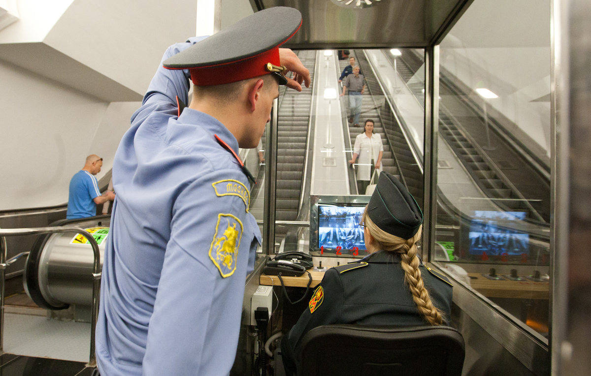 В Москве мужчина выгнал из вагона метро певицу Ермак | ТАСС | Дзен