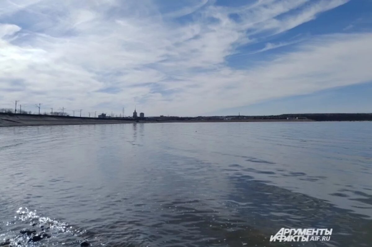    Ребёнка вытащили из воды очевидцы.