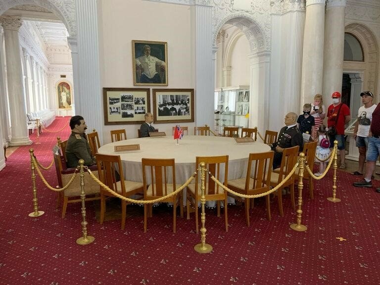 Одна из экспозиций в Ливадийском дворце посвящена встрече лидеров СССР, США и Великобритании. Яндекс Карты (Анна Васильева)