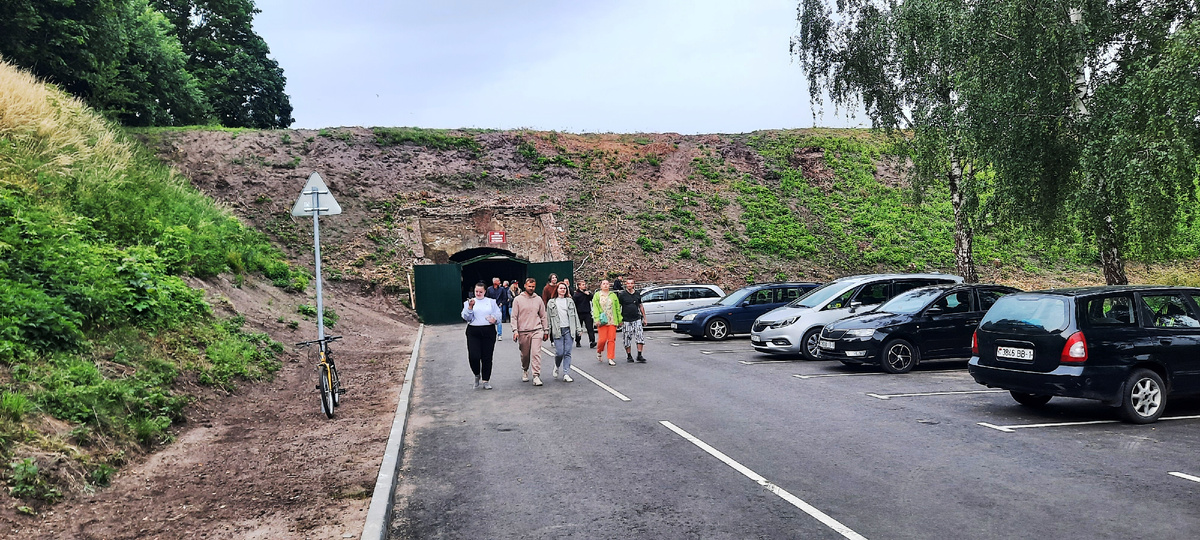 Народ выходит из крепости после окончания реконструкции. Северо-западные ворота. 6:10 утра.