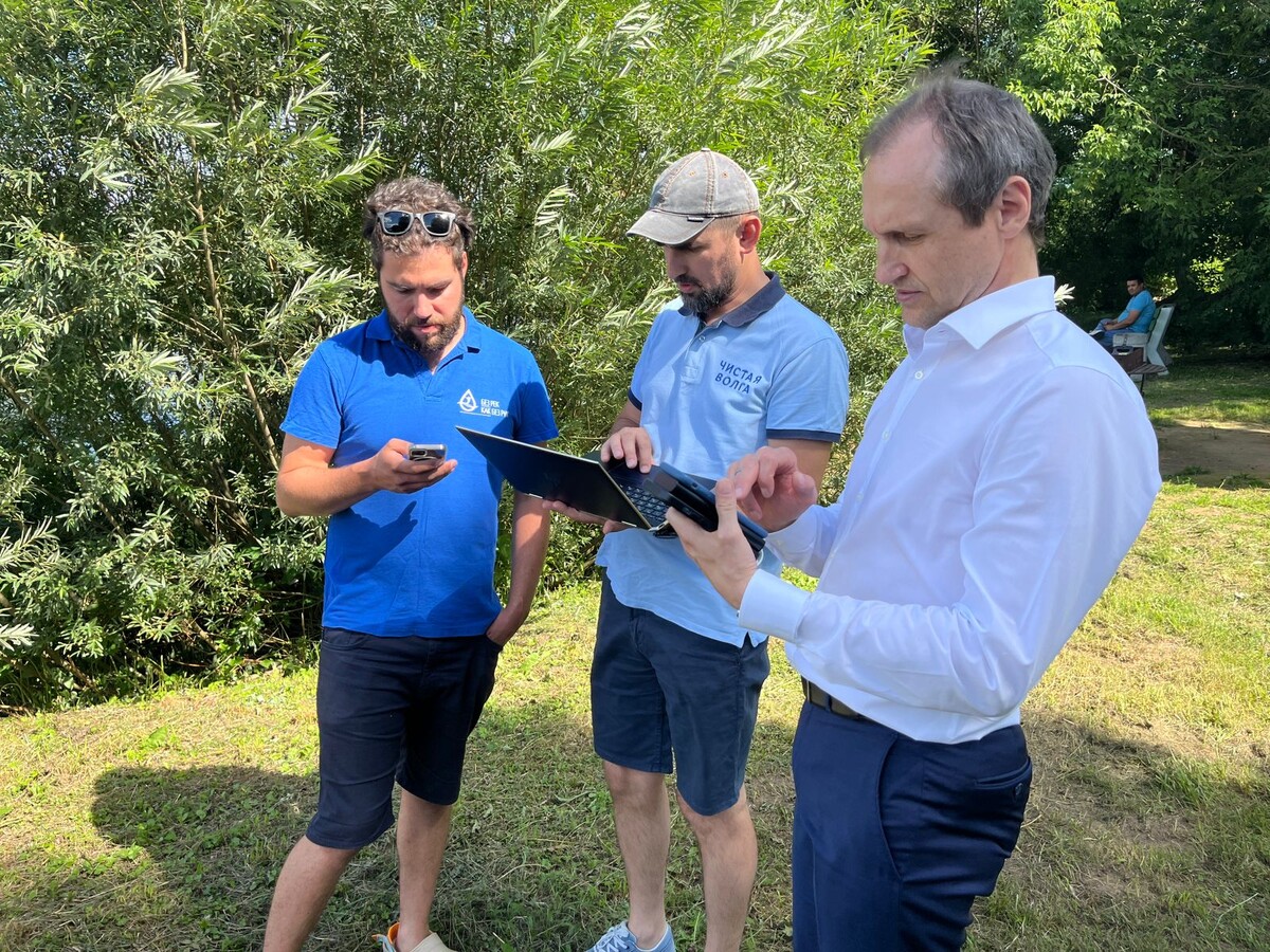 Директор Мособлэкомониторинга К.Г.Малащук принимает первые данные, поступающие с нового "Буяна"