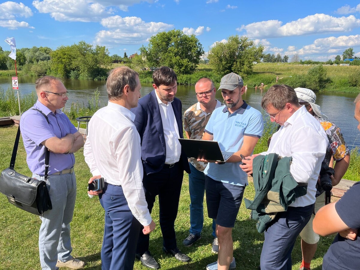 Министр природопользования и экологии Московской области Т.М.Фирсов и Директор по науке Фонда "БЕЗ РЕК КАК БЕЗ РУК" М.М.Платонов обсуждают форму представления данных, посутпающих с "Буяна", на консоль оператора
