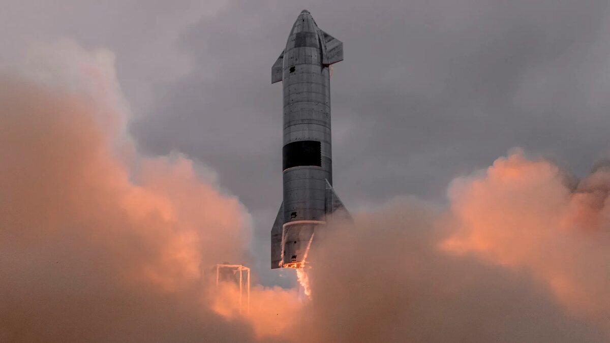   Корабль Starship взлетает