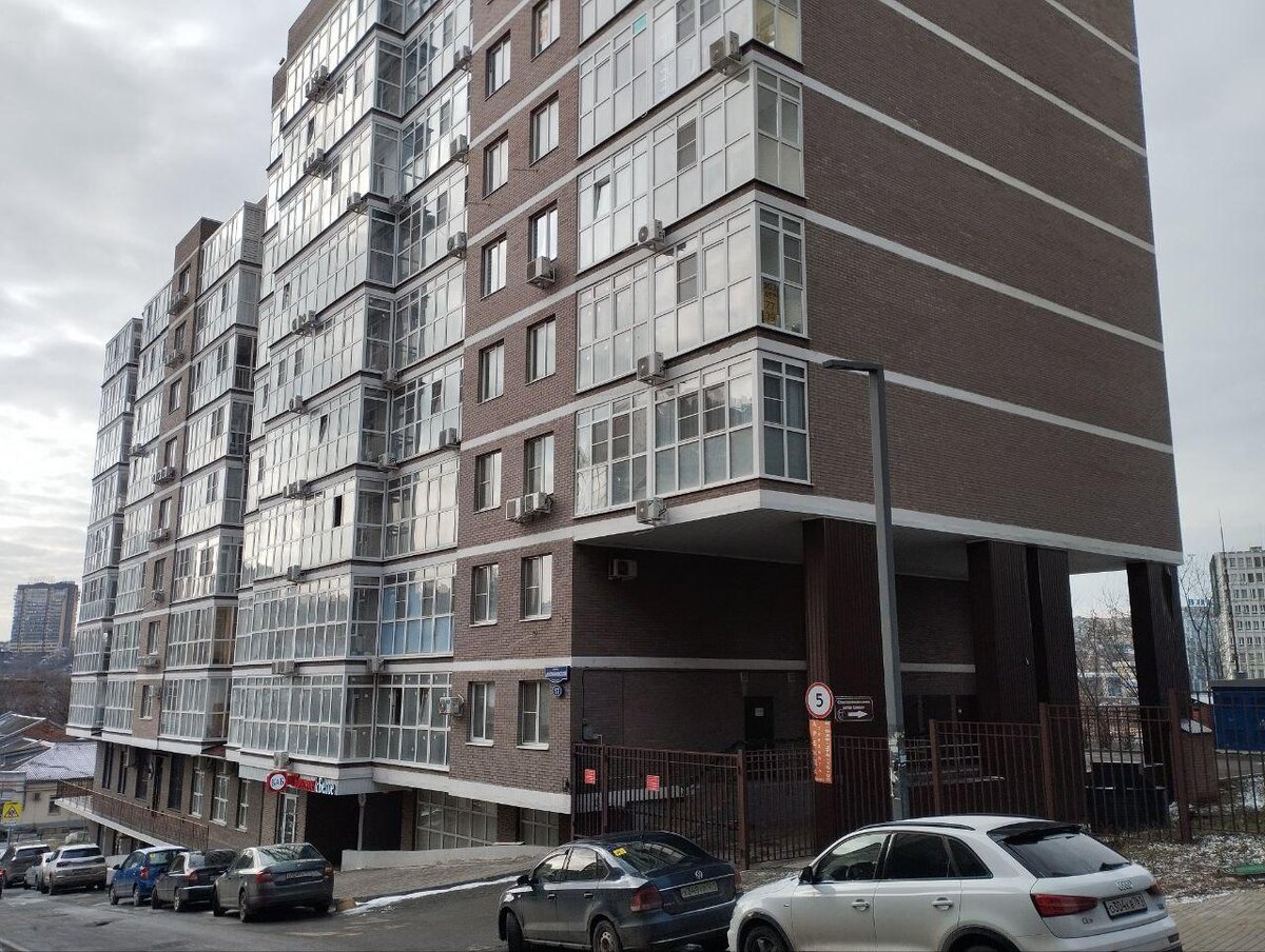 Въезд на паркинг. Фото: Сергей Журавлёв 