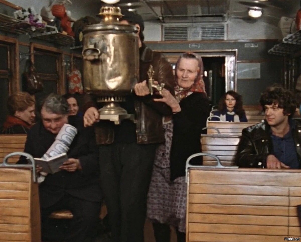 Обратите внимание на мужика в бусах из туалетной бумаги. )))