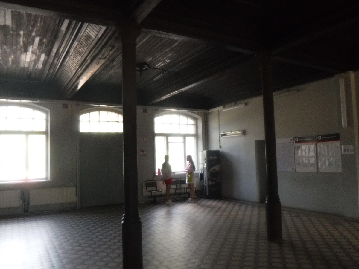 В зале ожидания