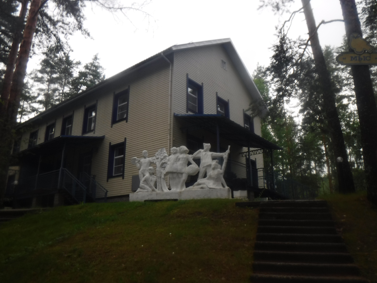 Статуи пионеров стоят на месте