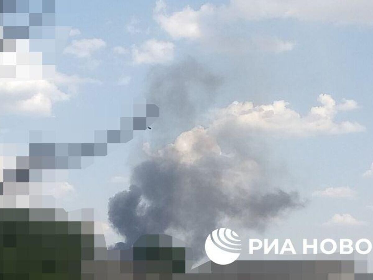    Дым на месте удара по складу БПЛА и боеприпасов у вокзала в Вознесенске Николаевской области© РИА Новости