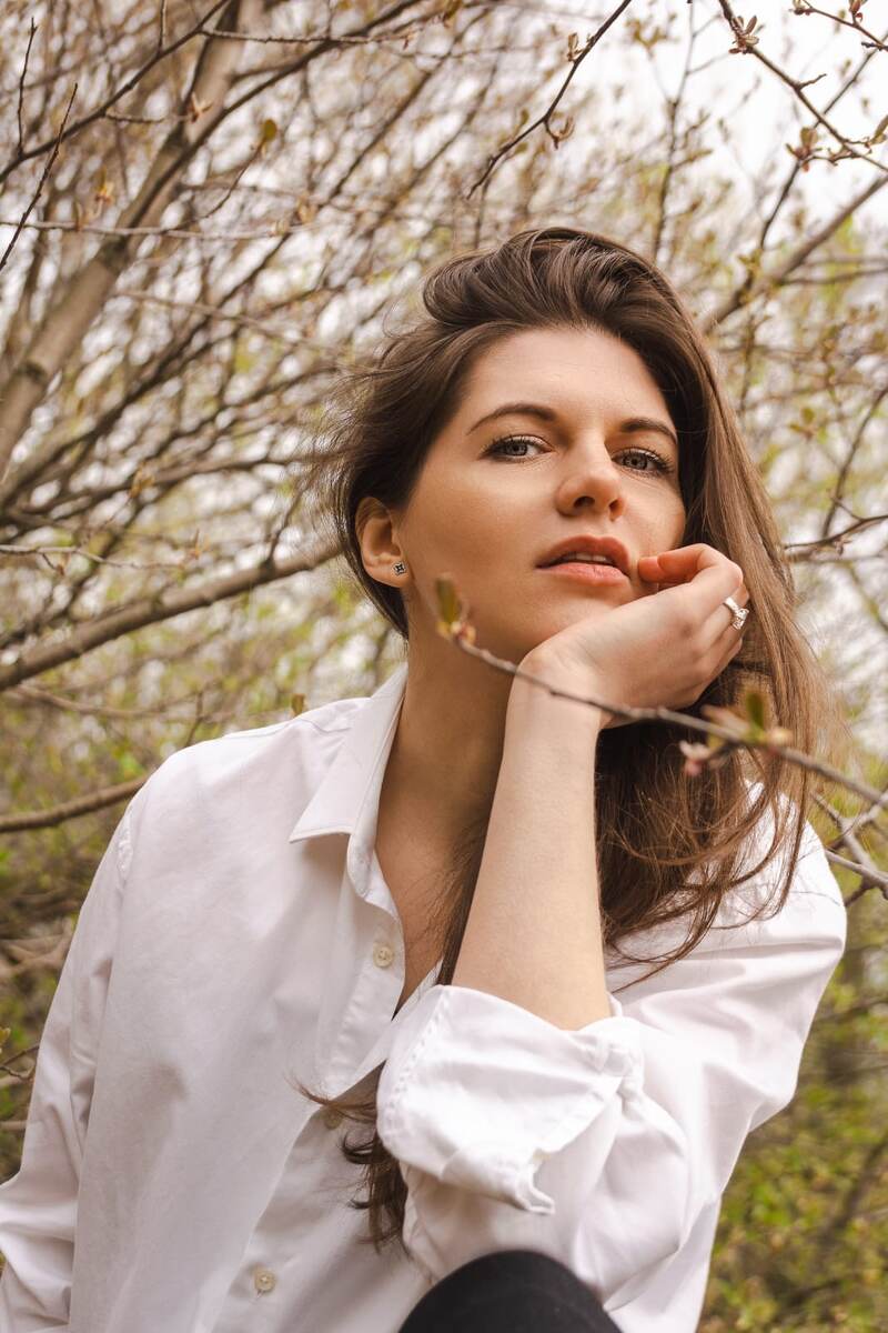 Конечно, канал создан для продвижение моей экспертности, как специалиста, в том чему я училась всю жизнь, а поняла это только сейчас. Я умею видеть супер-силы людей, таланты и способности, так же хорошо как слабости и уязвимости. Именно поэтому мне легко находить общий язык с людьми, поддерживать, направлять, вдохновлять. Последние четыре года случилось так, что моя тропинка привела меня в направление HR. Я стала изучать рынок профессий, трудовые отношения сотрудников, политику компаний и руководителей, логику того, как выстраивается процесс подбора.  Как оказалось, мои представления и вера в добросовестных руководителей и собственников ускакала на розовых пони в закат 👣🌄