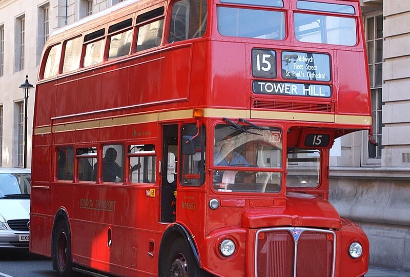 Красный автобус