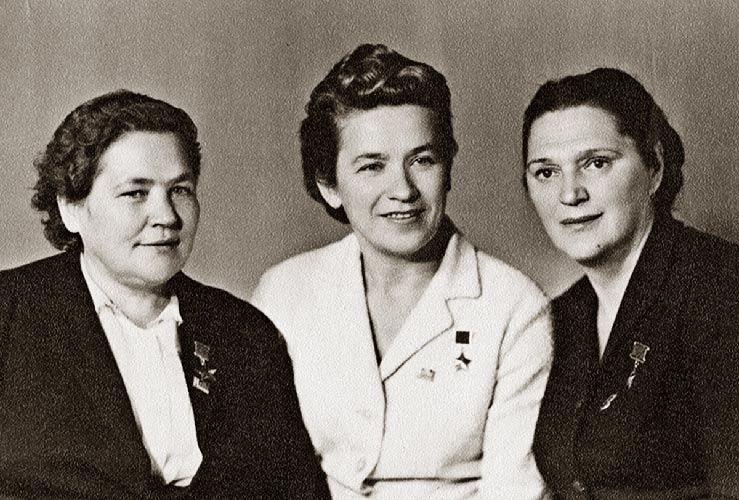 Участницы ликвидации Вильгельма Кубе, Герои Советского Союза(слева направо): Мария Осипова, Надежда Троян, Елена Мазаник. /фото реставрировано мной, изображение взято из открытых источников/