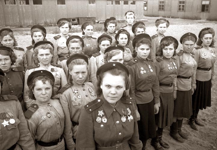 Женщины на войне. /фото переснято и реставрировано мной, изображение взято из архива/