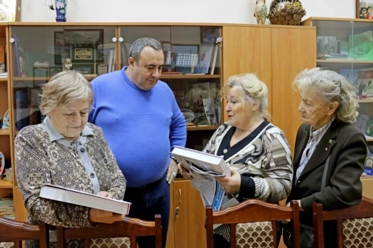    Меценат Грачья Погосян на встрече с активистами петербургского общества «Жители блокадного Ленинграда» во главе с его председателем Еленой Тихомировой.