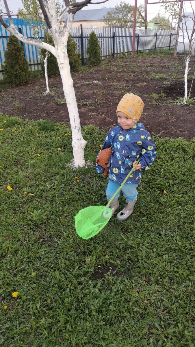 На фото человеку 2,5 года )) Т.е. год назад  Это можно подтвердить по туям за его спиной. Вдруг кому мозгов хватит начать писать, что для 3х лет он слишком мелкий ))) вот, поясняю. 