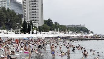 Сколько людей на пляже в Сочи июль 2024