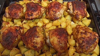 Запекаем в духовке вкусные куриные бедра с картошкой