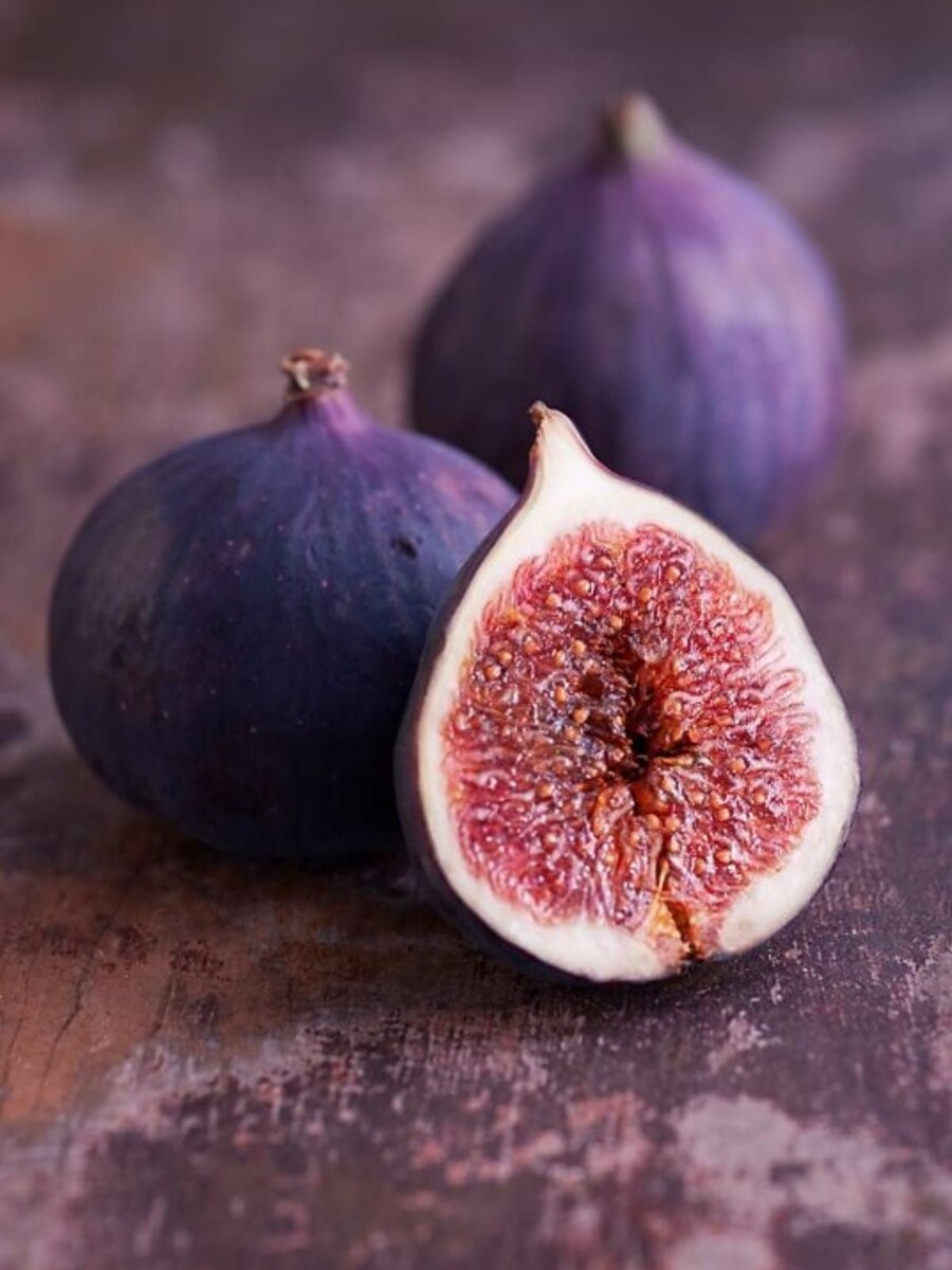 Свежий сиреневый инжир
