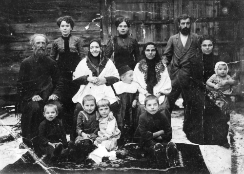 Семья Прунтовых из д. Лашино (родом из с. Хотеичи). Представители таких патриархальных семей чаще всего попадали под репрессии. Какие прекрасные разумные лица.