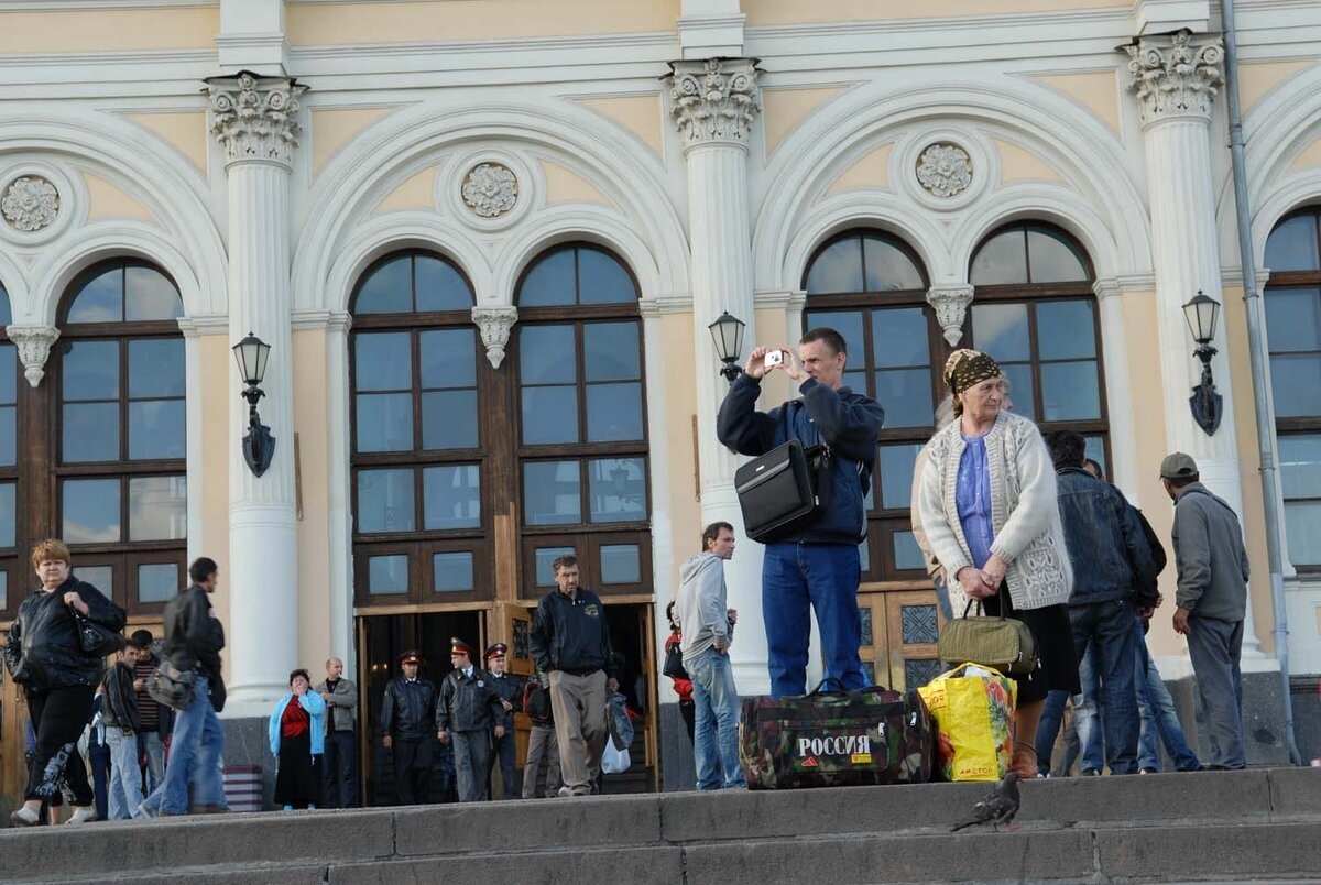 У входа на Ленинградский вокзал в Москве. Из архива Московских историй.