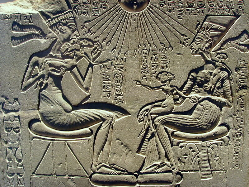 Эхнатон и Нефертити с дочерьми. Источник: Wikimedia Commons