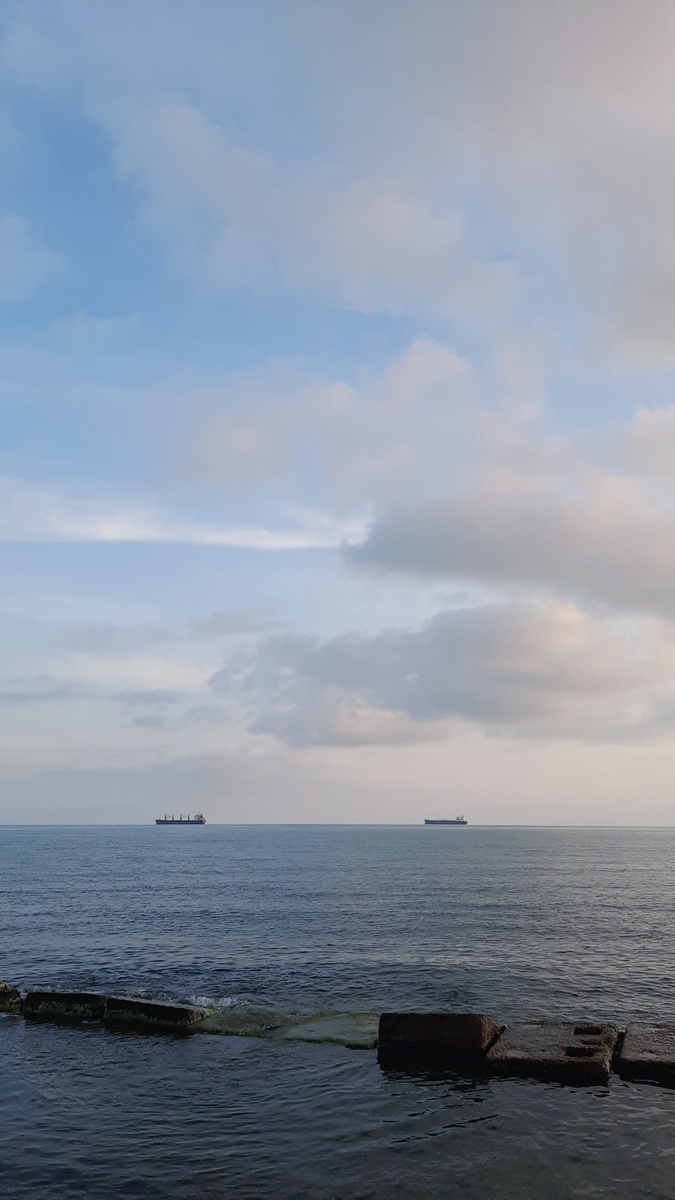Фото из личного архива. 🌊Всю свою жизнь я прожила на юге Чёрного моря в городе Туапсе (Краснодарского края). Мой город не большой, и не все от него в восторге. Но, а я его просто обожаю! 💖Тут мой дом, и часть моей огромной семьи, которую я безумно люблю!!! ❤️❤️❤️