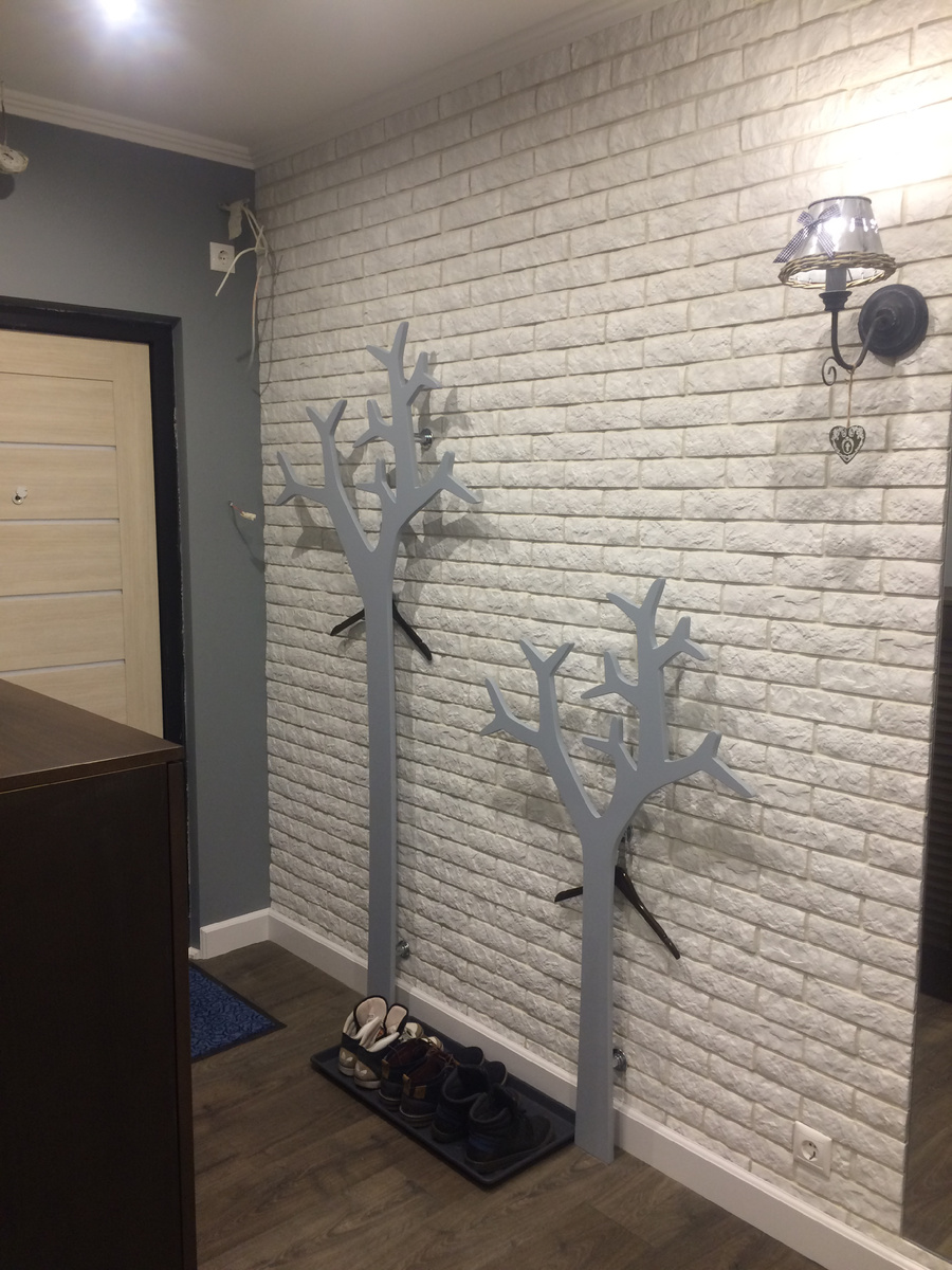 Предполагалось, что у стены можно будет вешать одежду на вешалки… ну а сверху накидывать в случае крайней необходимости