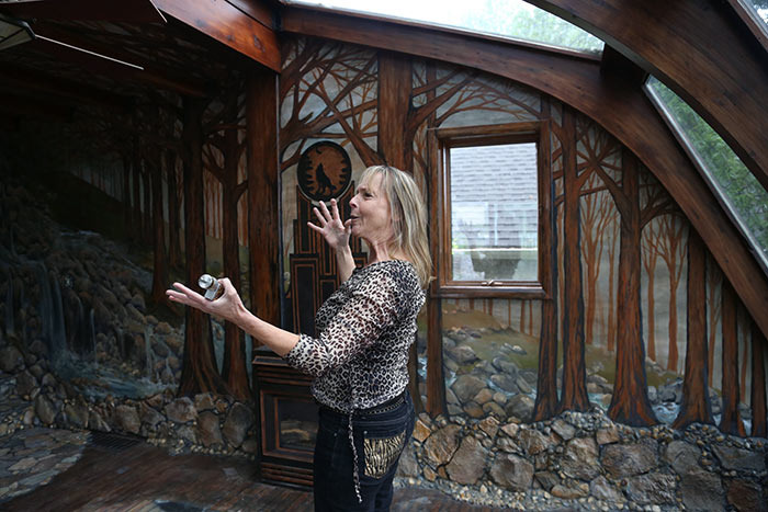 Лаури Сведберг дала волю своему таланту и за 35 лет превратила свой дом в «святилище природы». | Фото: dailymail.co.uk.