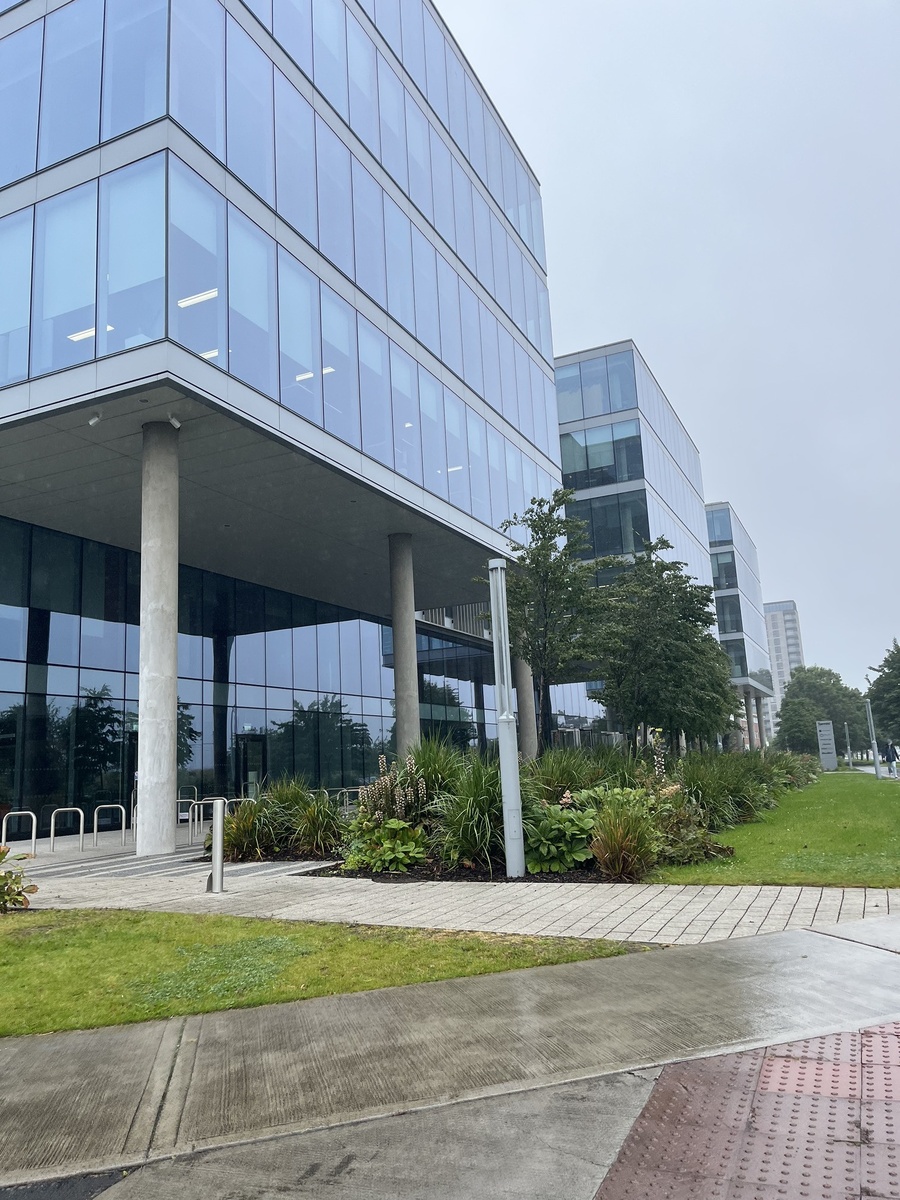 В одном из этих зданий я тружусь