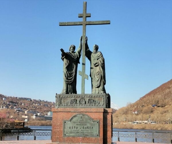    Памятник святым апостолам Петру и Павлу в Петропавловске-Камчатском. Фото: Никита Чудин. UG.RU