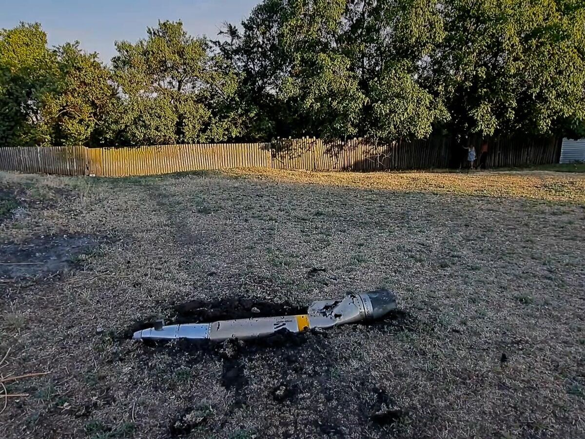    Неразорвавшаяся ракета РСЗО HIMARS на территории больницы в Донецке© РИА Новости