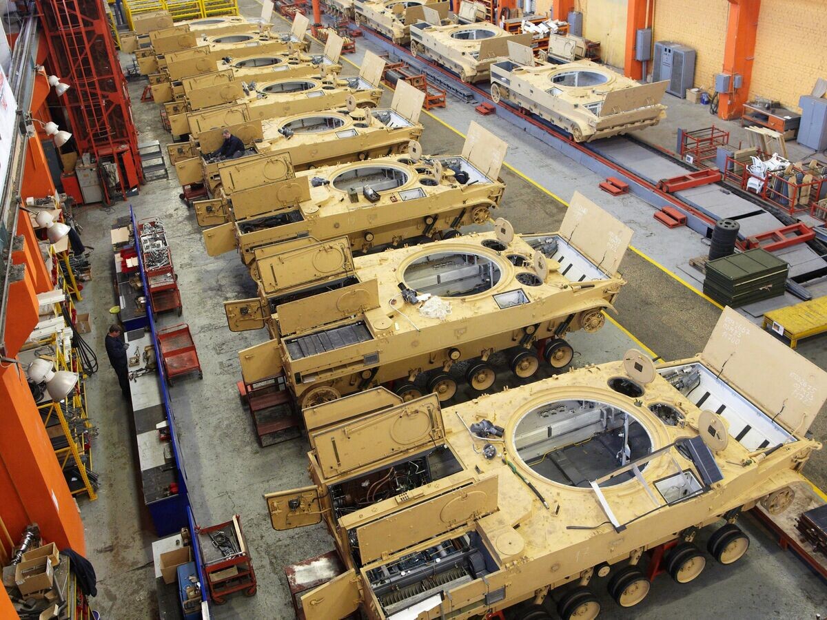   Рабочие собирают БМП-3 в цехе Курганского машиностроительного завода в Кургане© РИА Новости / Евгений Кузьмин