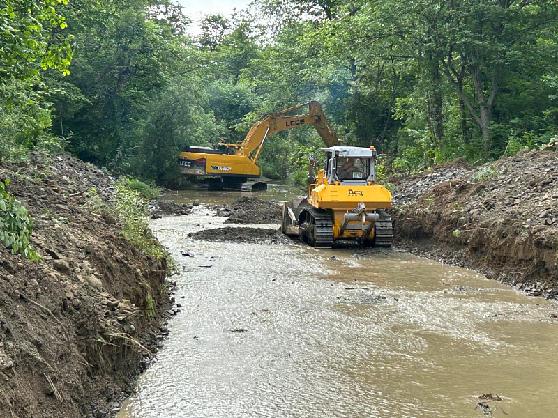 Очистка русла реки Песчанки в Трудовом (Владивосток)