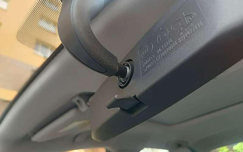    Салонное зеркало без автозатемнения. Под ним виднеется классический рычажок, как на старых добрых Жигулях. Впрочем, результат тот же.