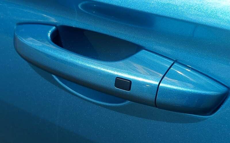    Китайцы постарались сэкономить там, где это возможно. К примеру, кнопка бесключевого доступа только на ручке водительской двери. И при этом не окрашена в цвет кузова.