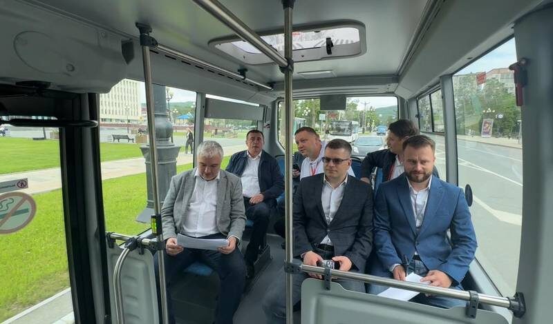 Глава региона проверил, как работает транспорт на электротяге / Фото: пресс-служба правительства Сахалинской области