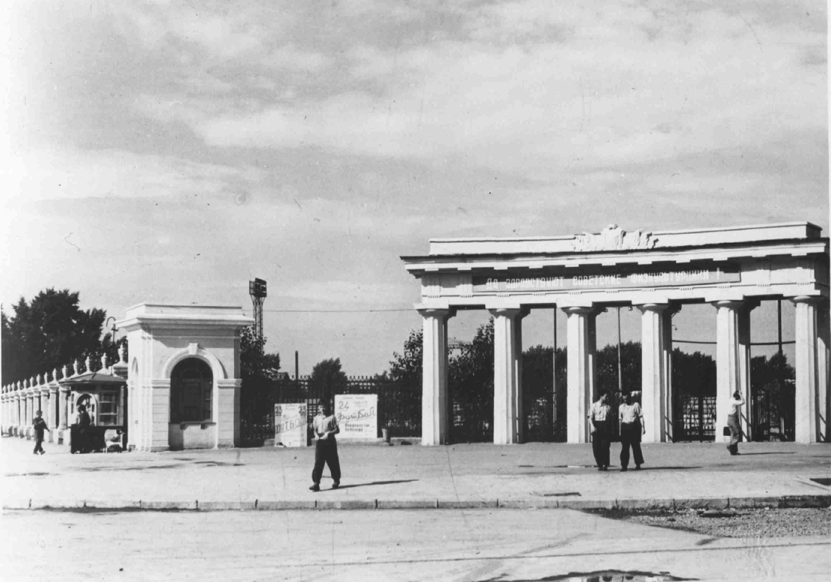 Стадион кузбасс кемерово. Кемерово город химиков. Восточная трибуна стадиона химик кемерово. Кемерово город химиков. Каток химик кемерово.