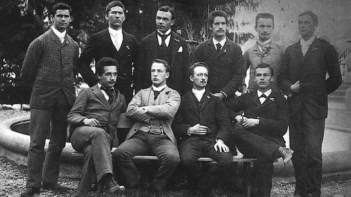 В 1896 году Эйнштейн был принят в Цюрихский политехнический институт, который он окончил в 1900 году четвертым в своем выпускном классе из 5 человек. Хотя самые знаменитые и престижные из его профессоров не уважали его, он впоследствии превзошел их всех. . Хотя об этом никогда не говорилось, все его величайшие достижения — это примеры следования им 10 заповедям учёного.