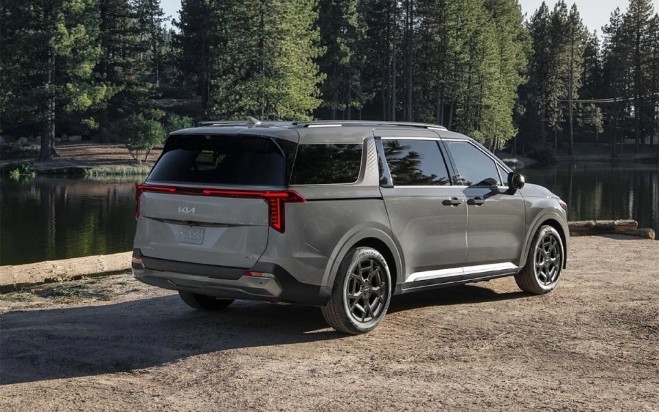 Согласно классифайдам, стоимость автомобиля начинается от 4 480 000 руб. Самый дорогой Carnival, который можно заказать в России, стоит 8 800 000 руб.